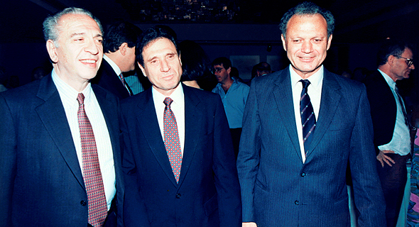  וינשל (מימין) עם אבי אולשנסקי ורפאל רקנאטי, 1991. "זה לא פשוט לנהל מנהלים"