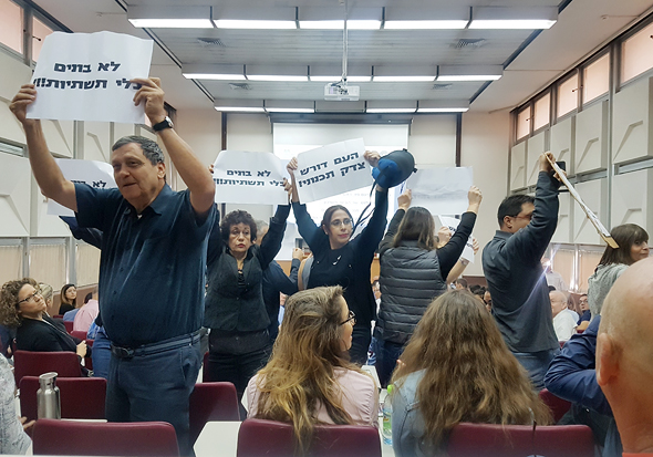מפגינים נגד אביגדור יצחקי בנאומו באוניברסיטת תל אביב