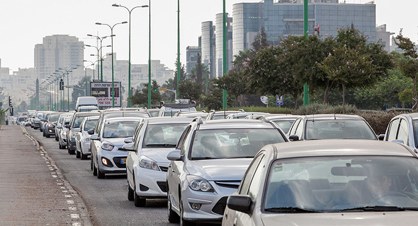 פקק תנועה ביציאה משכונת אם המושבות בפתח תקווה (ארכיון)