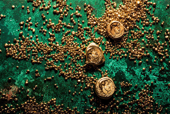 "זונדריוס הכובש" - מטבעות שוקולד מריר מצופים בזהב אכיל