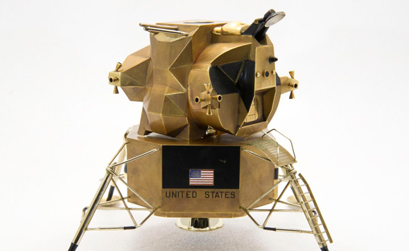 הדגם המוזהב של אפולו 11. בבית המכירות מצפים למחיר של 155 אלף דולר לפחות