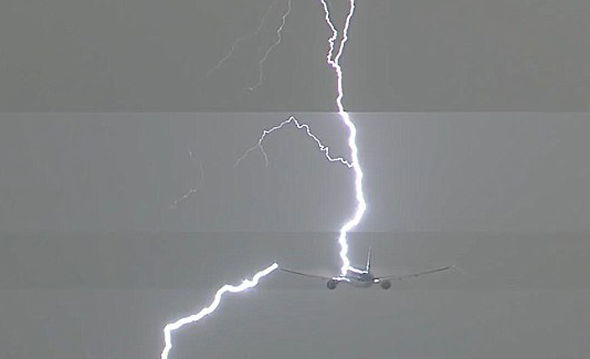 צפו: מטוס בואינג חטף מכת ברק ישירה דקות לאחר ההמראה