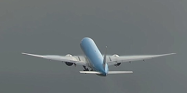 המטוס במהלך ההמראה, שניות ספורות לפני פגיעת הברק, צילום: youtube