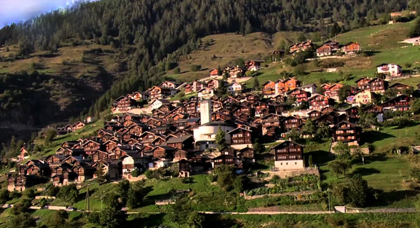 העיירה היפהפייה ממוקמת בגובה 1,300 מטר מעל עמק רון