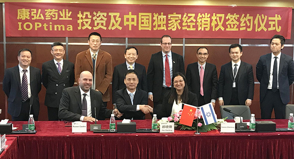 Sitting, left to right: IOPtima’s CEO Ronen Castro, Chengdu Kanghong Pharma's Chairman of the Board Zun Hong Ke, BioLight’s CEO Suzana Nahum-Zilberberg