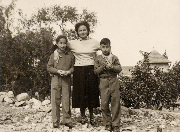 1956. אבי נאור בן ה־8 עם אחותו נילי (10) ואמם לולה, בחצר בקריית טבעון (קריית עמל)