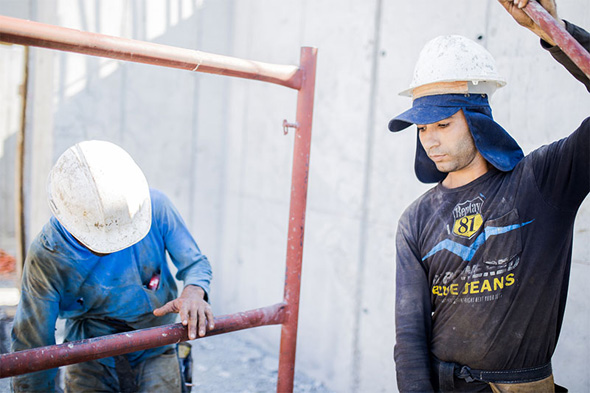 פועלי בניין באתר בנייה ברמת גן , צילום: אוהד שביט