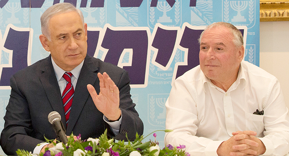 יו”ר ועדת הפנים דוד אמסלם (מימין) וראש הממשלה בנימין נתניהו
