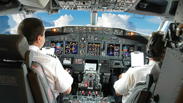טייסים בקוקפיט , צילום: שאטרסטוק