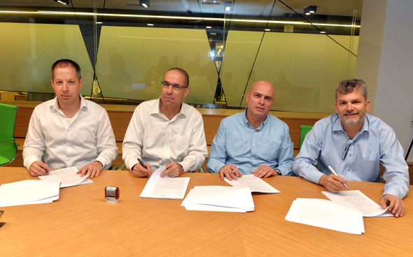 חותמים על ההסכם, מימין: אורי אלדובי, רמי דרור, עדו קוק ודייב לובוצקי