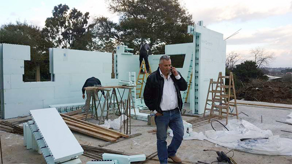 דורון ערוסי באתר בנייה של אקו-בילד. "הבנייה הופכת קלה יותר, אסתטית ומהירה"