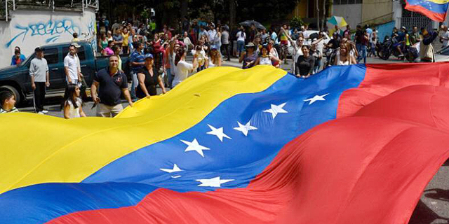 התסיסה בוונצואלה: טראמפ הכיר במנהיג האופוזיציה כנשיא הזמני