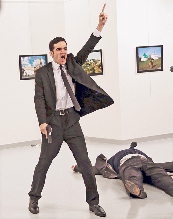 המתנקש (משמאל) והשגריר אנדריי קרלוב מוטל על הרצפה, בצילום הזוכה בתערוכת הצילום World Press Photo. , צילום: בורהאן אוזביליצ