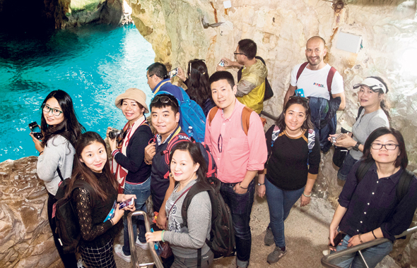 בורה שניטמן (מימין), נספח התיירות של ישראל בסין, בראש הנקרה, עם קבוצה של סוכני נסיעות שביקרו בארץ השבוע. מוכר לסינים "מגוון של דברים לראות במקום קטן" 