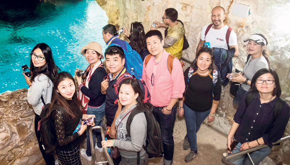 קבוצת תיירים סיניים ב ראש הנקרה, צילום: גיל נחושתן