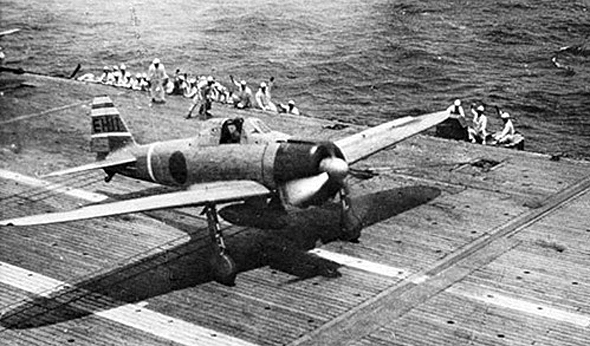 מטוס זירו יפני על נושאת מטוסים במלחמת העולם השנייה