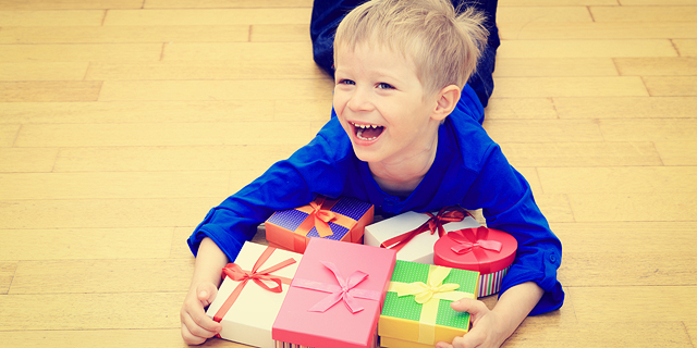 לכבוד החנוכה: תפסיקו לקנות לילדים כל כך הרבה מתנות