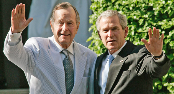 ג'ורג' בוש האב והבן, נשיאי ארה"ב. ישנם מקצועות כמו פוליטיקאים בהם הנטייה ללכת בדרך ההורים גדולה במיוחד