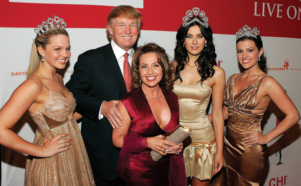 טראמפ עם זוכות אמריקאיות בתחרות מיס יוניברס ב־2006. התרברב ביחסו המנצל