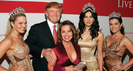 דונלד טראמפ עם זוכות אמריקאיות בתחרות מיס יוניברס 2006, צילום: גטי אימג'ס