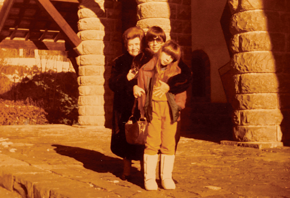 לייטרסדורף בגיל עשר עם אמה וסבתה מרים