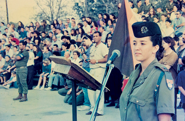 לנדסמן. מפקדת הטקס בסיום קורס קצינות, 1989. “אני עדיין מתה על הצבא. אם הרמטכ”ל יקרא לי, אני הולכת"