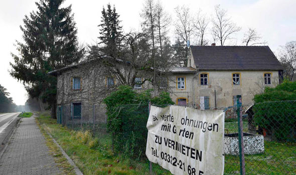 בתים רעועים, צילום: Karhausen Auction House