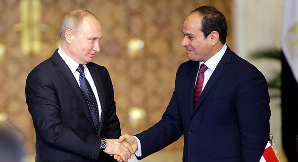 מימין: נשיא מצרים עבד אל-פתאח א־סיסי ונשיא רוסיה ולדימיר פוטין, צילום: אי פי איי