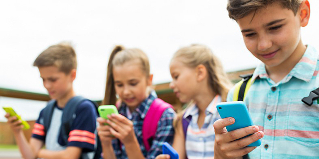 ילדות עסוקה: האם הטכנולוגיה היא באמת הבייביסיטר המושלם לילדיכם