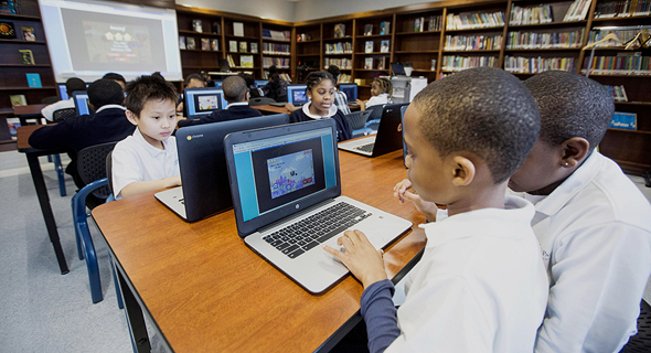 תלמידים בבוסטון, עם מחשבים