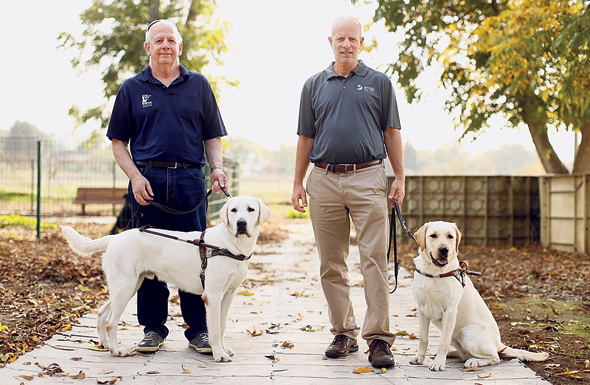 ברנר (משמאל) ונח בראון, מנכ"ל המרכז לכלבי נחייה. "התחלתי בשינוי חיצוני, להתנדב במרכז, ללמוד באוניברסיטה. זה הוביל אותי לשינוי הפנימי"