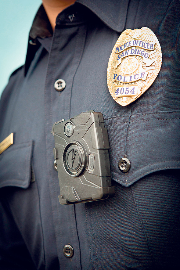 מצלמת טייזר שמשמשת שוטרים: בקרוב תכלול תוכנה שתזהה עבור השוטרים את האנשים שמולם, צילום: איי אף פי