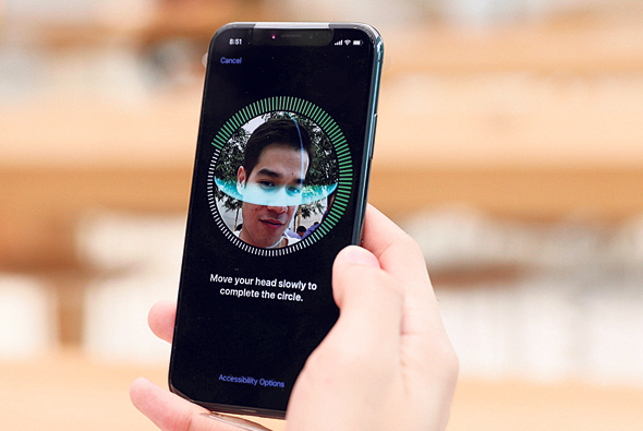 פתיחת אייפון X באמצעות זיהוי פנים: במקום סיסמה שצריך לזכור או להחליף, צילום: רויטרס
