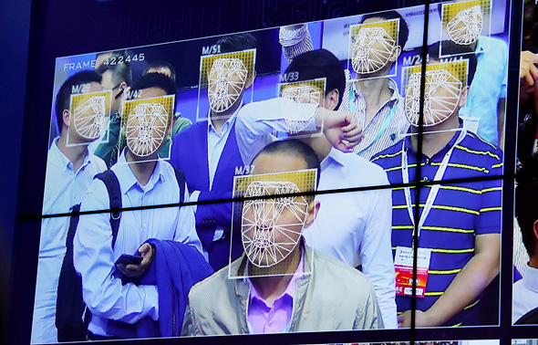 מבקרים בכנס לביטחון הציבור, בסוף אוקטובר, מתנסים בזיהוי פנים. בסין הטכנולוגיה משמשת לאכיפה רחבה