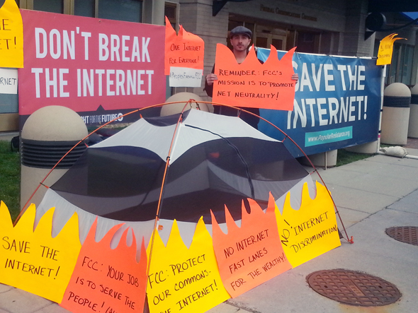 מפגינים נגד ביטול ניטרליות הרשת