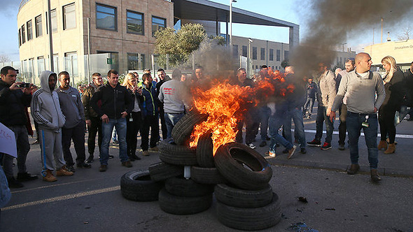 עובדי טבע ב ירושלים מפגינים נגד ה פיטורים, צילום: אוהד צויגנברג