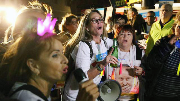 מפגינים בתל אביב נגד השחיתות השלטונית, הערב, צילום: מוטי קמחי