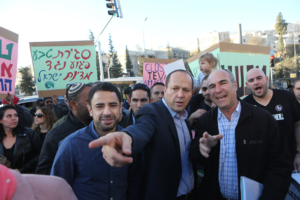 הפגנה עובדי טבע עם ניר ברקת פיטורים ירושלים, צילום: אלכס קולומויסקי