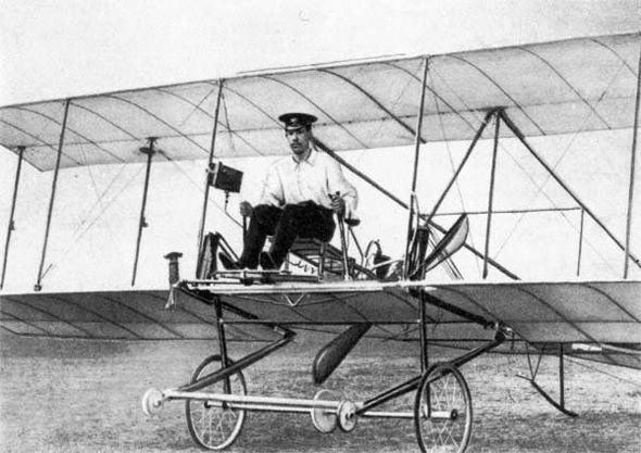 סיקורסקי ואחד ממטוסיו הראשונים