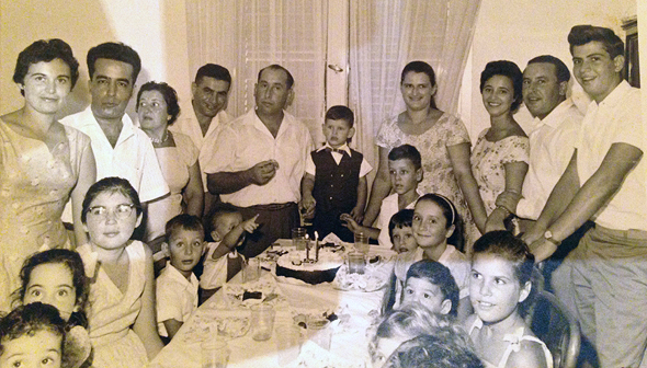 1959. רמי קליש ביום הולדתו השלישי (במרכז), בין הוריו שמואל ולאה ובני משפחה נוספים, בביתם בחיפה