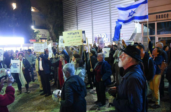 ההפגנה בחיפה, הערב
