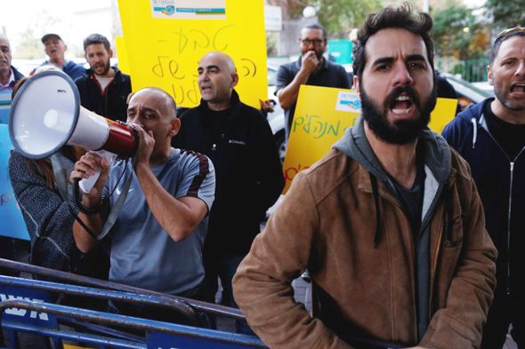 Teva employees protesting in December 2017. Photo: Amit Sha'al