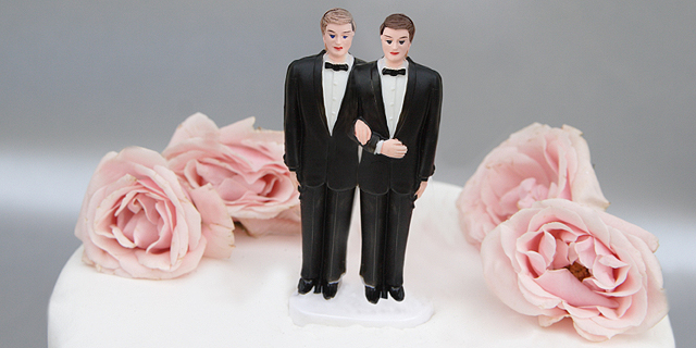 רק כדי לחמוק ממס: שני גברים הטרוסקסואלים התחתנו זה עם זה
