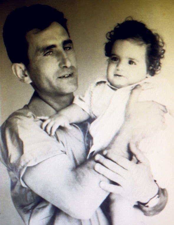 1965. יצחק קרייס, בן חצי שנה, עם אביו שמעון, בבית קרובי משפחה בתל אביב
