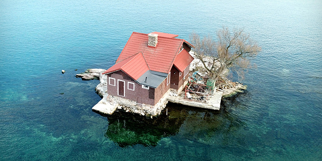 בית, עץ ושני ספסלים: זהו האי המיושב הקטן ביותר בעולם