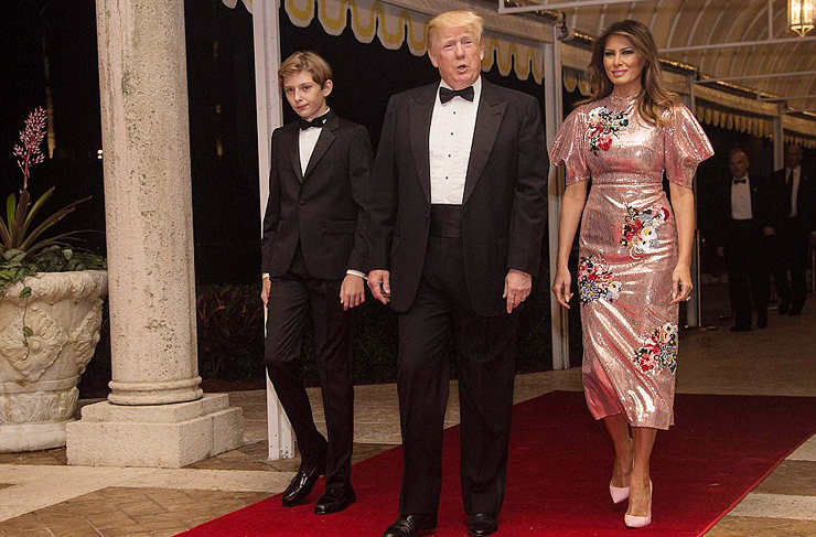 בני הזוג טראמפ ובנם על השטיח האדום, צילום: איי אף פי