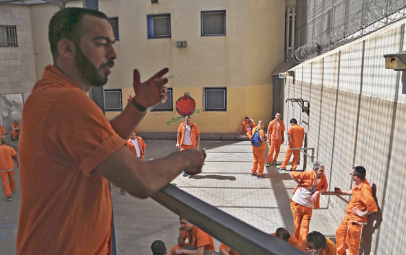 אסירים בבית כלא בישראל. הצפיפות גדולה מאשר באפריקה