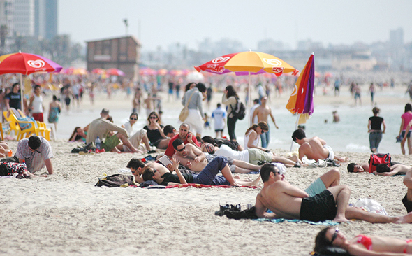 Tourists at the beach in Tel Aviv. Photo: Bloomberg