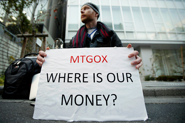  מפגין בטוקיו מול החברה־האם של Mt.Gox, בורסת הביטקוין שב־2014 איבדה 400 מיליון דולר מכספי המשקיעים