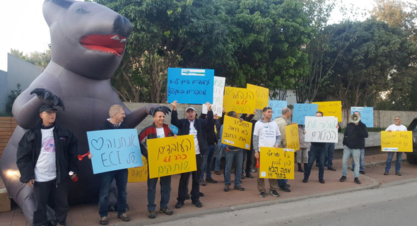 ההפגנה הבוקר מול ביתו של שאול שני, בעל השליטה